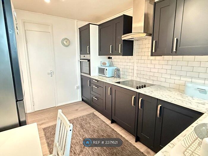 3 Bedroom Flat To Rent In Tissington Court, London, SE16