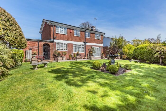 4 Bedroom Detached House To Rent In Chalfont Drive, Hove, BN3