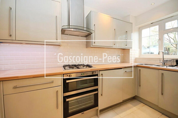 2 Bedroom House To Rent In Tapestry Close, SM2