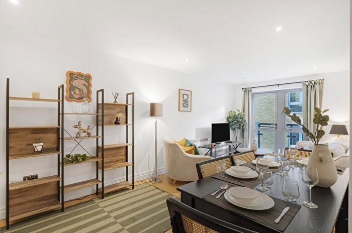 2 Bedroom Apartment To Rent In Hoxton Square, London, N1