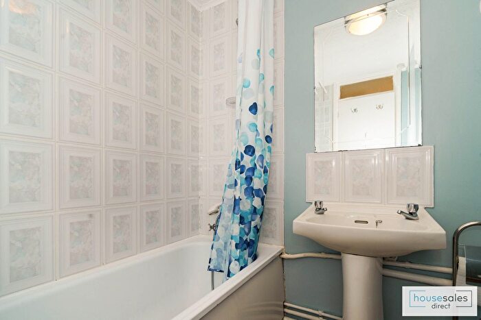 2 Bedroom Semi-Detached House For Sale In Blackthorn Close Pennington, Lymington, SO41