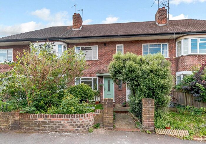 2 Bedroom Maisonette To Rent In Queens Court, New Road, Kingston Upon Thames, KT2