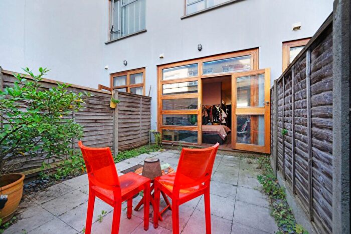 Flat To Rent In Ellingfort Road, London, E8