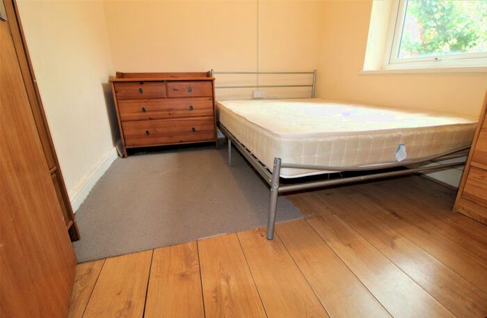 Studio To Rent In Yew Grove, London, NW2