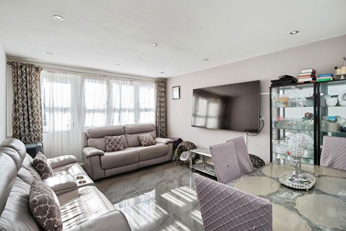 2 Bedroom Maisonette For Sale In Campbell Road, London, E3
