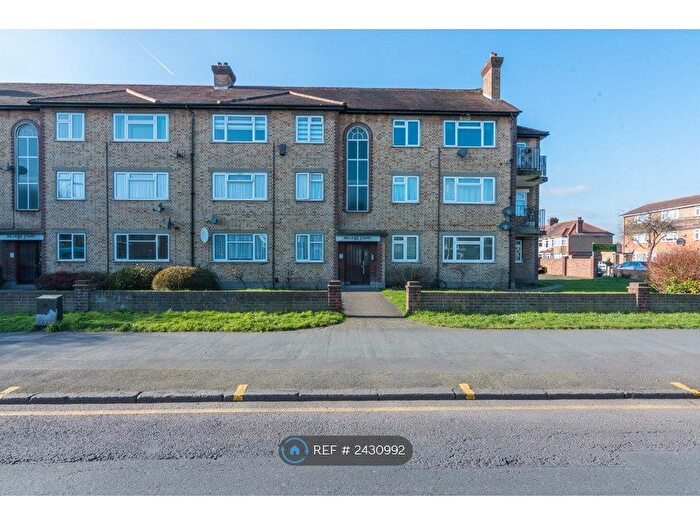 3 Bedroom Flat To Rent In Hillside Court, Cheshunt, Waltham Cross, EN8