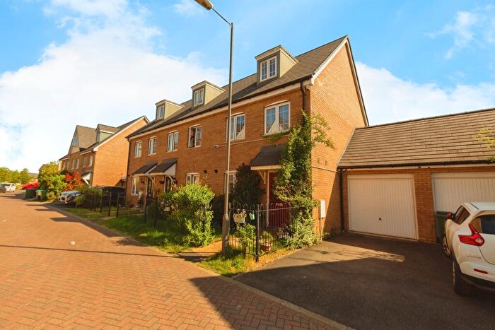 3 Bedroom End Of Terrace House For Sale In Conference Road, Aylesbury, HP18