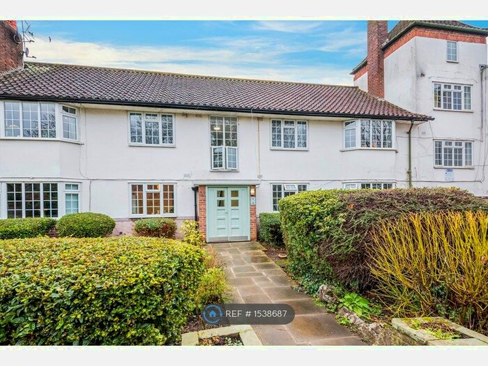 3 Bedroom Flat To Rent In Okehampton Close, London, N12