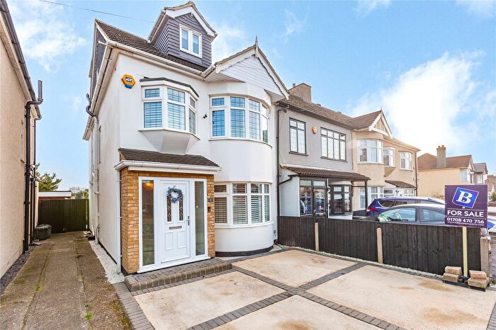 5 Bedroom End Of Terrace House For Sale In Eastwood Drive, Rainham, RM13