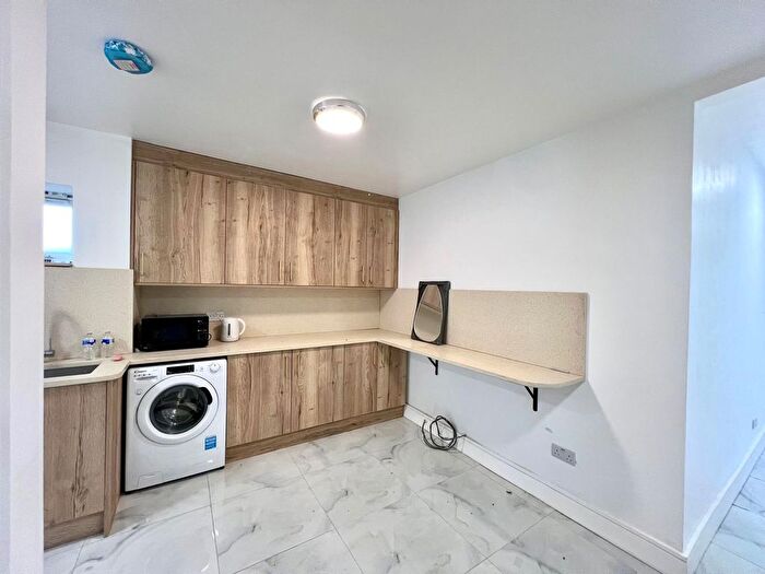 5 Bedroom End Of Terrace House To Rent In Spencer Road, Slough, SL3