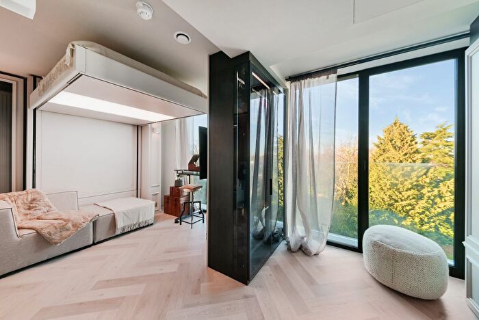 Studio To Rent In Brondesbury Park, London, NW6