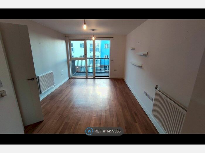 2 Bedroom Flat To Rent In Cabot Close, Croydon, CR0