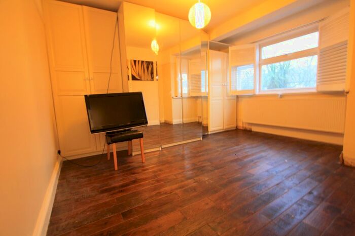 4 Bedroom Flat To Rent In Valnay Street, Tooting SW17