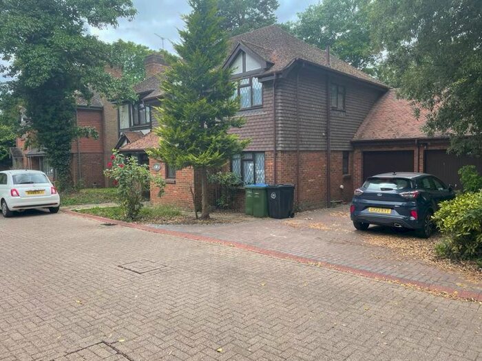 4 Bedroom Flat To Rent In Chadworth Way, KT10