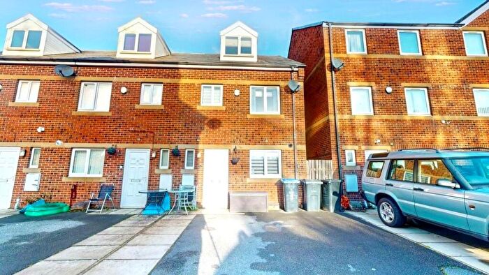 3 Bedroom Terraced House For Sale In Springs Meadow, Bradford, West Yorkshire, BD8