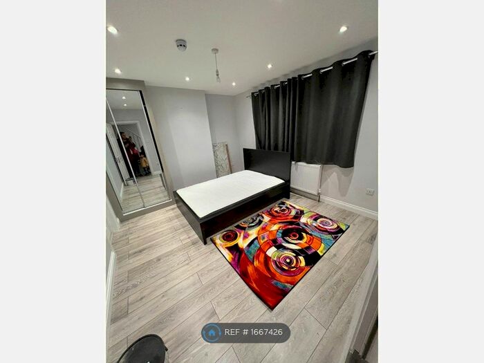 Studio To Rent In St. Leonards Gardens (), Hounslow, TW5