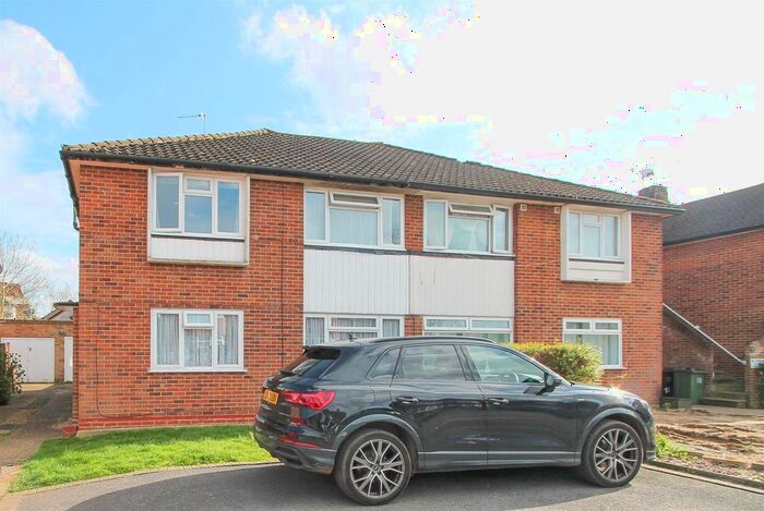 2 Bedroom Maisonette For Sale In Leicester Close, Worcester Park, KT4