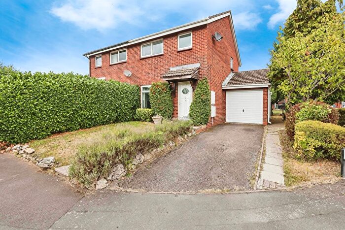 3 Bedroom Semi-Detached House For Sale In Bowshot Close, Birmingham, B36