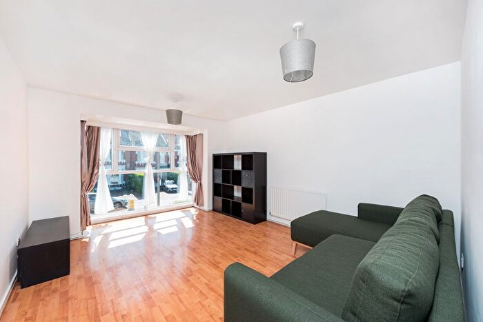 2 Bedroom Flat To Rent In Dingwall Road, Earlsfield, SW18