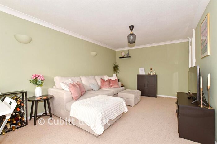1 Bedroom Flat For Sale In Willow Close, Beare Green, Dorking, Surrey, RH5