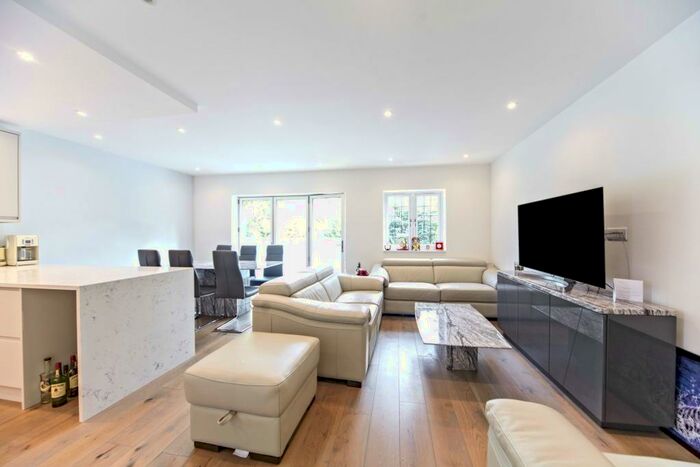 3 Bedroom Apartment To Rent In Woodcote Valley Road, Purley, CR8