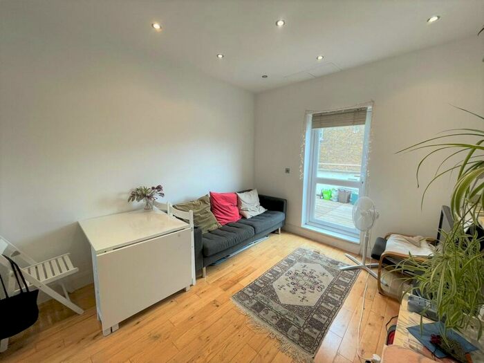 3 Bedroom Flat To Rent In Hornsey Road, Islington, N19