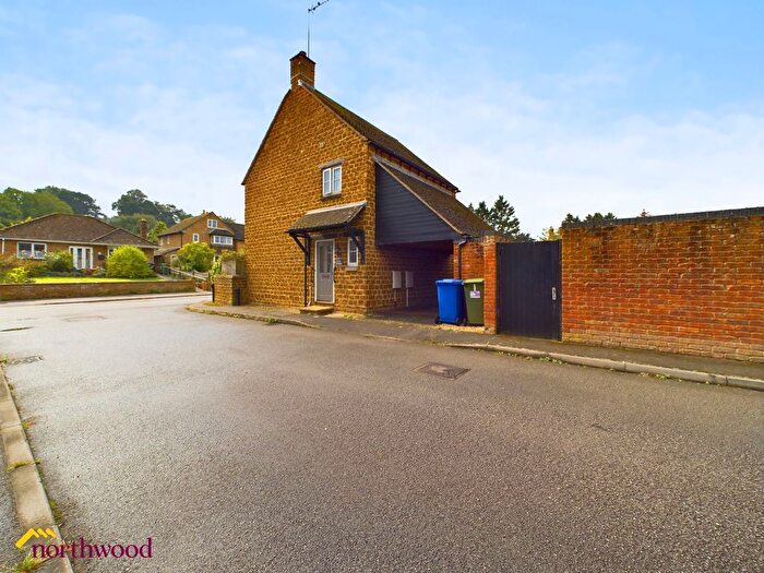 2 Bedroom Detached House For Sale In Waverley Close, Kings Sutton, OX17