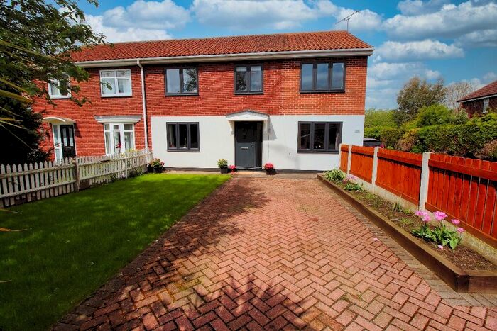 4 Bedroom Semi-Detached House For Sale In Huntsman Place, Torworth, Retford, DN22