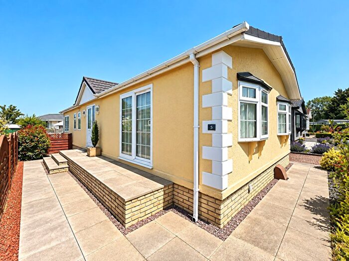 3 Bedroom Park Home For Sale In Overbury Way, Broadway, WR12
