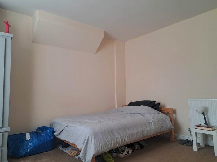 Flat To Rent In Brighton Road, Purley, CR8