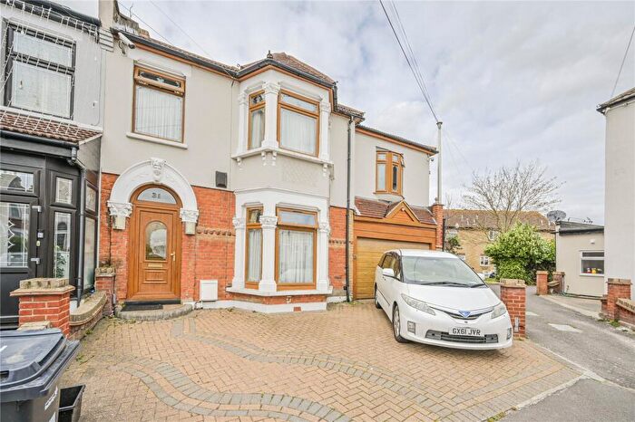5 Bedroom End Of Terrace House For Sale In Douglas Road, Goodmayes, Ilford Essex, IG3