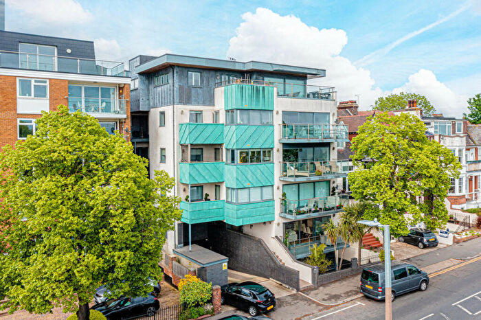 2 Bedroom Apartment To Rent In Grand Parade, Leigh-on-sea, SS9