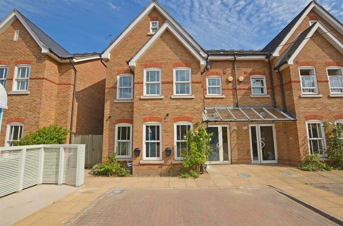 1 Bedroom Flat To Rent In Claremont Road, Teddington, TW11