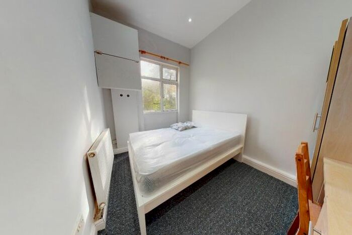 2 Bedroom Flat To Rent In St Johns Terrace, Hyde Park, Leeds, LS3