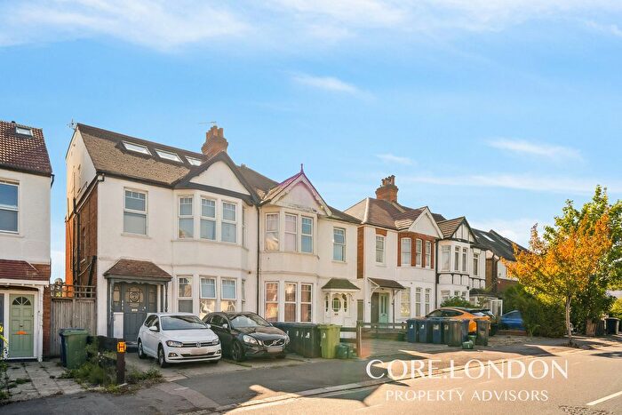 3 Bedroom Flat To Rent In Lynton Road, London, W3