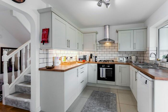 3 Bedroom Flat To Rent In Maunsell Place, Brookhaven TN24