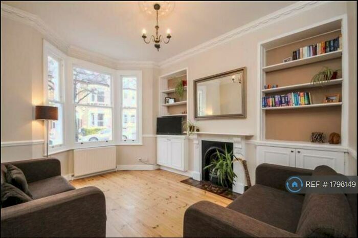 2 Bedroom Flat To Rent In Forthbridge Road, London, SW11