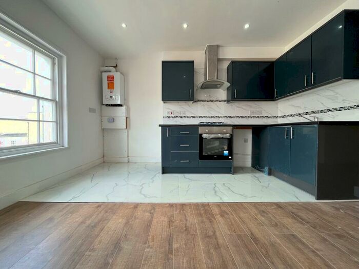 Flat To Rent In High Street North, Dunstable, LU6