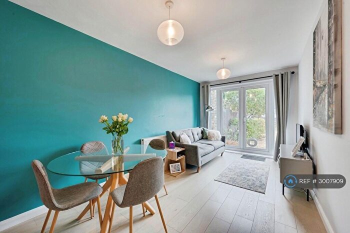 2 Bedroom Flat To Rent In Adela Avenue, New Malden, KT3