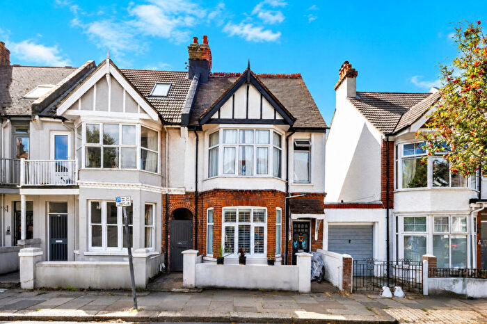 2 Bedroom Apartment For Sale In Lyndhurst Road, Hove, BN3