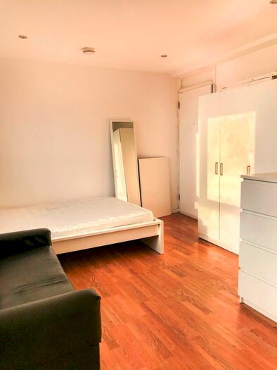 Studio To Rent In Pond Road, Stratford, London, E15