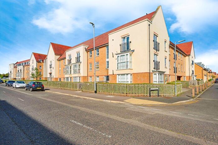 2 Bedroom Flat For Sale In Frenchs Avenue, Dunstable, Bedfordshire, LU6