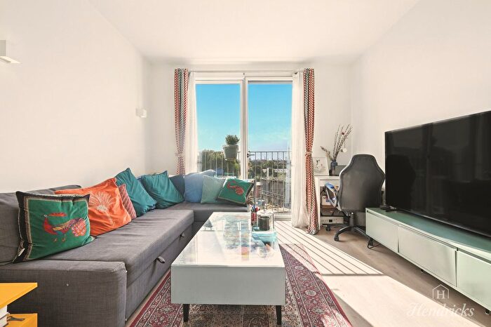 1 Bedroom Flat For Sale In Harbard Close, Barking, IG11