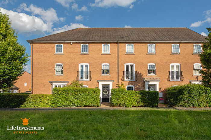 5 Bedroom Town House For Sale In Crackthorne Drive, Rugby, Warwickshire, CV23