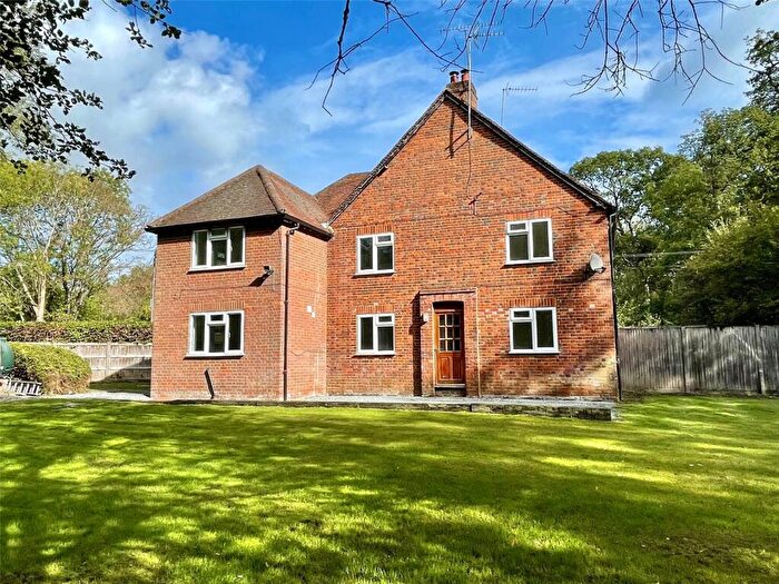 3 Bedroom Semi-Detached House To Rent In Lee Lane, Marlow Rd, Pinkneys Green, Maidenhead, Berkshire, SL6