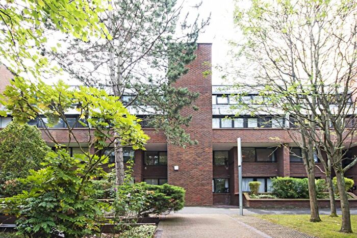 2 Bedroom Flat For Sale In Chandos Way, Golders Green, London, NW11
