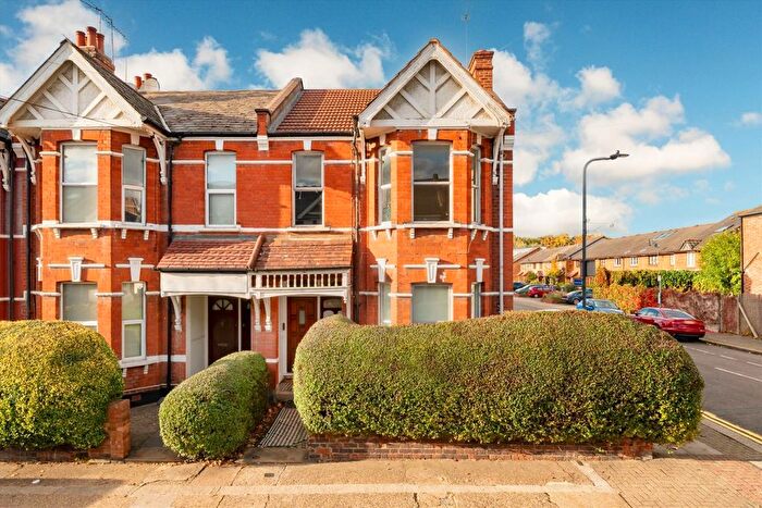 2 Bedroom Maisonette To Rent In Temple Road, Cricklewood, NW2