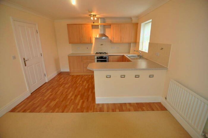 2 Bedroom Flat To Rent In Woolcombers Way, Bradford, BD4