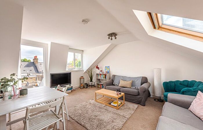3 Bedroom Flat To Rent In Bonnington Square, SW8