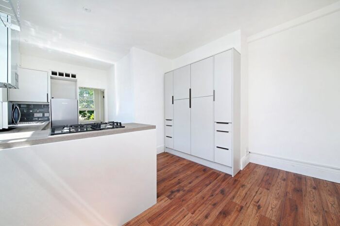 2 Bedroom Flat To Rent In Littlebury Road, Clapham North, SW4